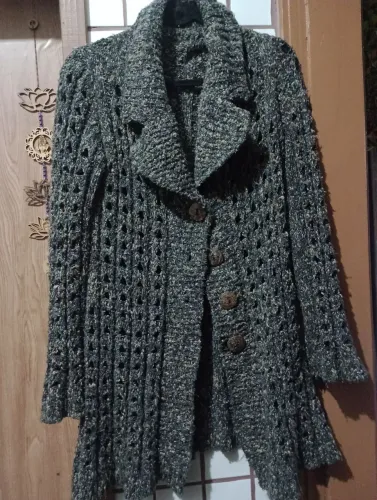 Casaco Cardigan alongado de crochê com botões rústicos 