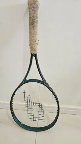 Duas raquetes de tenis de campo