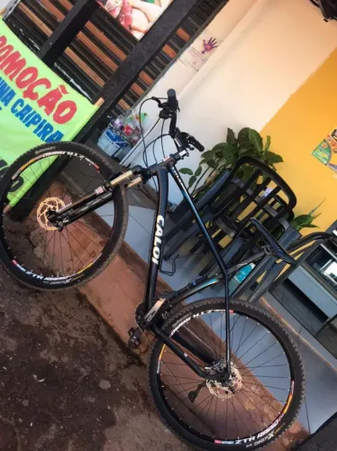 Bike aro 29 MTB suspensão Rock shox , freios idraulicos , peças Shimano slx guidão carbon