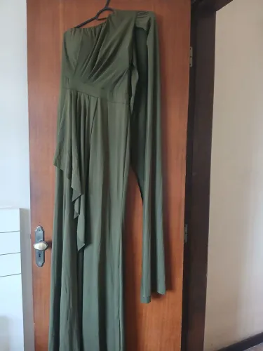 Vestido verde musgo para ocasiões especiais. Usado apenas uma vez, em ótimo estado.