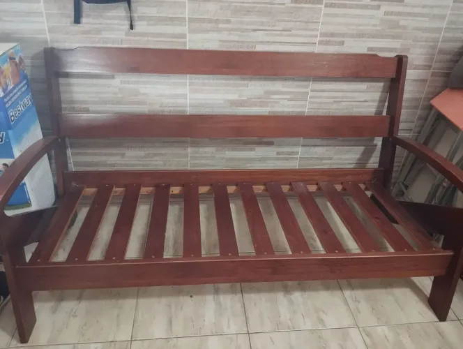 Sofá de madeira com almofadas