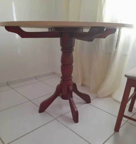 MESA BASE DE  MADEIRA DE LEI MACIÇA e Tampo Claro