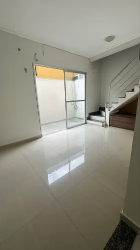 Alugo Casa Duplex em Residencial/Flores/ 2 qtos sendo 1 suite