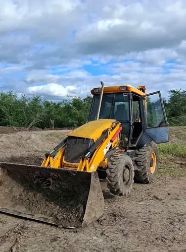 Retroescavadeira jcb 3c 2011