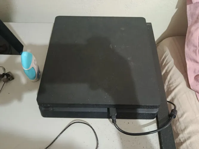 Ps4 usado com um controle