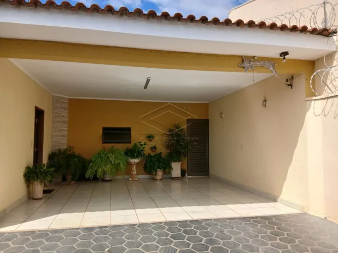 Casa ampla em boa localização para venda - VILA PARAISO!
