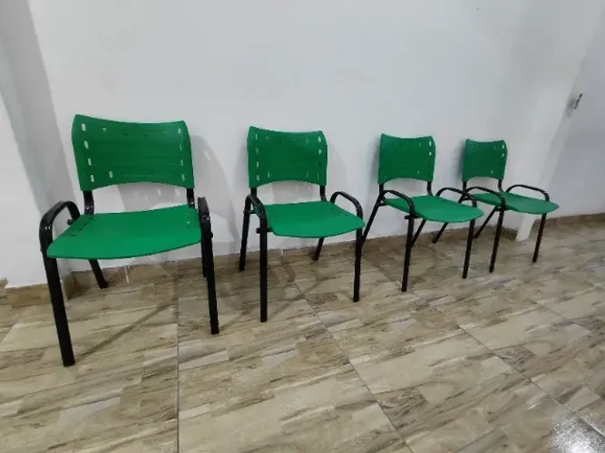 Cadeira Empilhável Iso Reforçada para Recepção Cor Verde - Combo Stock