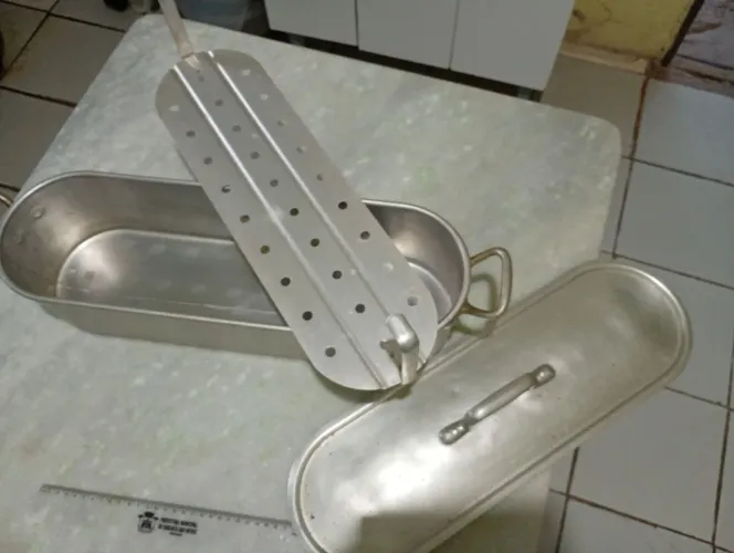 Panela de alumínio , pode -se fazer peixe inteiro ou usar como fritadeira.