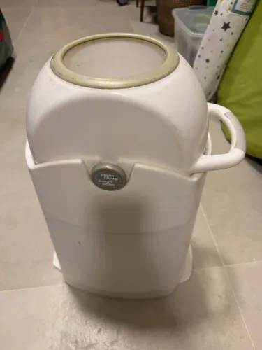 Lixeira para descartar fraldas