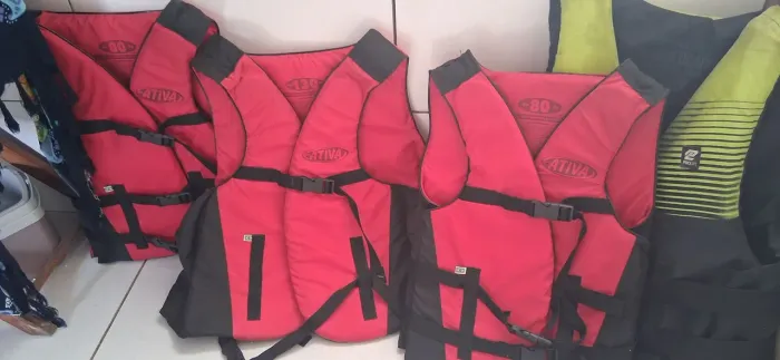  Vendo os 4 Coletes de Jet ski por 250 