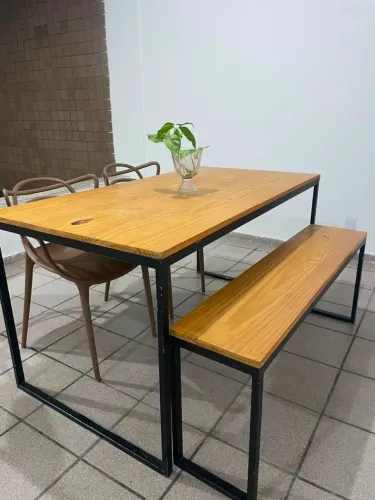Conjunto de mesa e banco com design moderno industrial