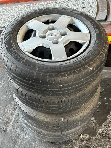 Roda Ford aro 13 com pneus