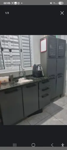 Cozinha em aço cinza balcão + paneleiro