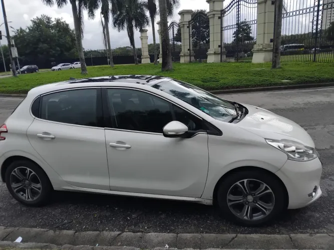 Peugeot 208 Griffe 1.6 Flex 16V 5P Aut. 2014