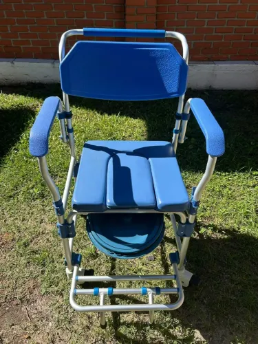Cadeira de banho com apoio e coletor