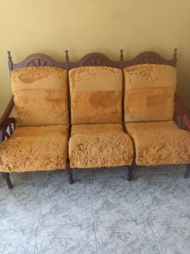 Sofá clássico de madeira antiga 3 lugares