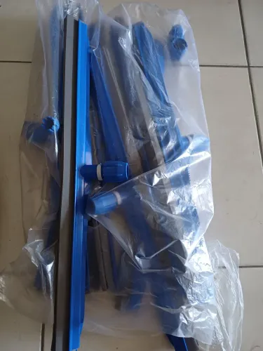 rodos articulados com base de plástico azul e borracha dupla