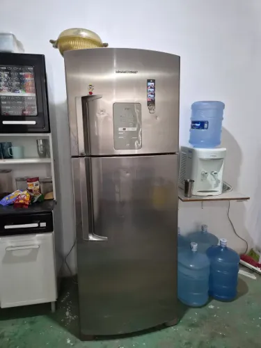 Geladeira Brastemp BRM50 cinza.