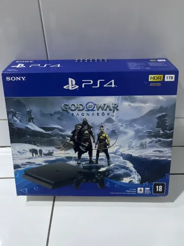 TÍTULO: PS4 1TB God of War Ragnarok + 2 Controles Originais 
