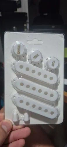 Kit Completo Capas Captador SSS Knobs e Pontas Branco Stratocaster