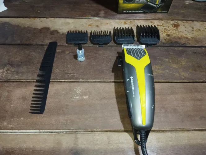 MÁQUINA DE CORTAR CABELO SEMI NOVO