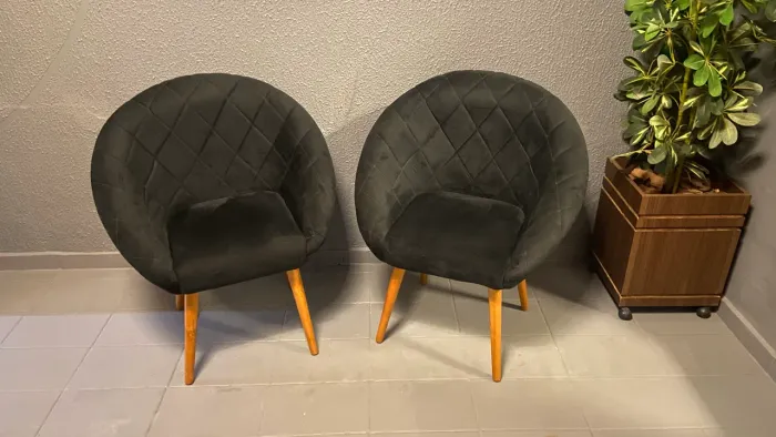 Par de Poltronas Decorativas em Veludo Preto - Estado de Nova