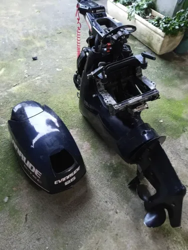 Motor de polpa 25 Hp marca Evinrude com partida