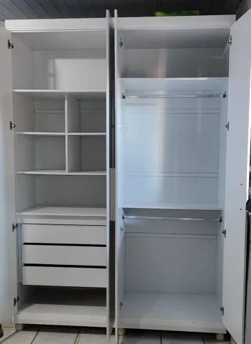 Guarda roupa 4 portas semi novo com marca sutil de uso