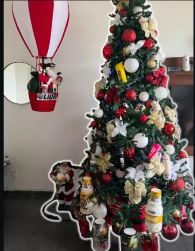 Árvore de Natal enorme e papai noel no balando tamanho grande 