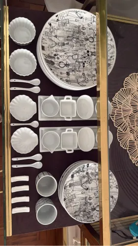 Mesa de vidro e detalhes em metal dourado