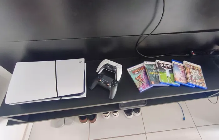 Combo PS5 slim com leitor, 2 controles e 5 jogos. Tudo ultra conservado.