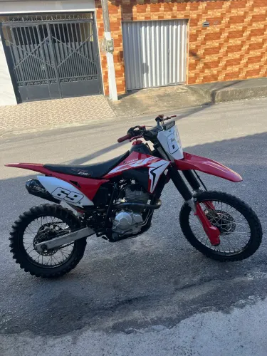 Moto de trilha. Motor da 300