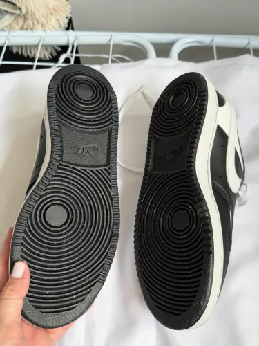 Vendo tênis na NIKE 