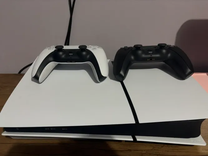 PS5 Slim 1TB com leitor + 2 controles originais DualSense