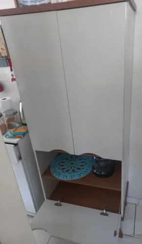 Vendo um armário de cozinha de madeira MDF