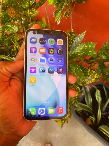 iPhone 12 todo original apenas com pequena mancha na tela porém funcionando tudo