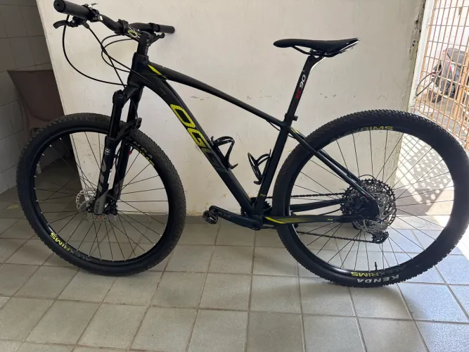 Bicicleta OGGI 7.4 equipada com carbono