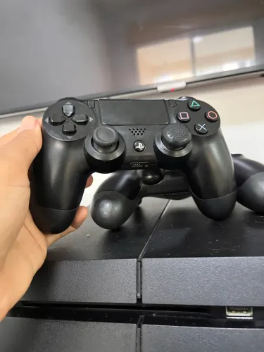 Ps4 na caixa com controles 