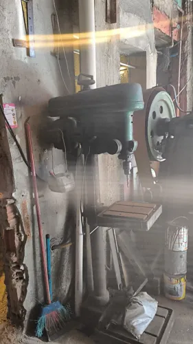 Máquina industrial furadeira de pedestal industrial marinaro usado 