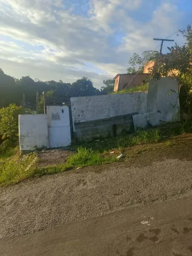 Vendo essa casa , por 20 mil ela tem medindo 8 metros de largura por vinte e cinco metros