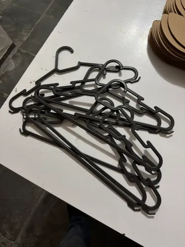 Cabides preto plástico várias unidades