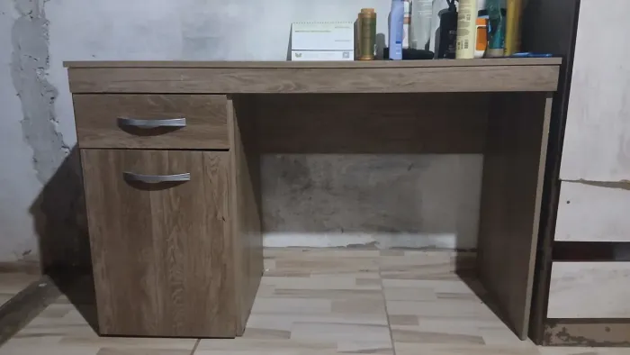 Mesa de Computador / Escrivaninha com Gaveta e Porta - Usada