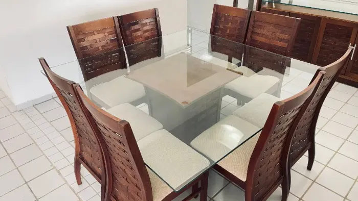 mesa de jantar com tampo de vidro e 8 cadeiras