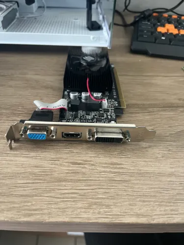 Placa de vídeo Gt210 1gb