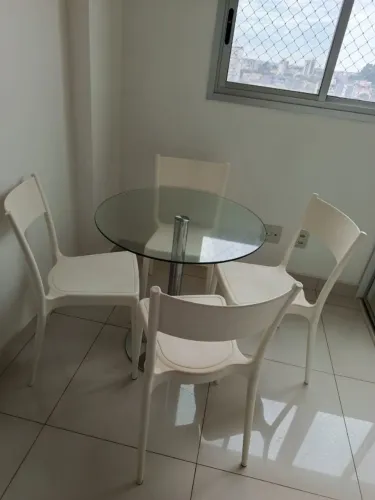 Mesa de vidro redonda com cadeiras