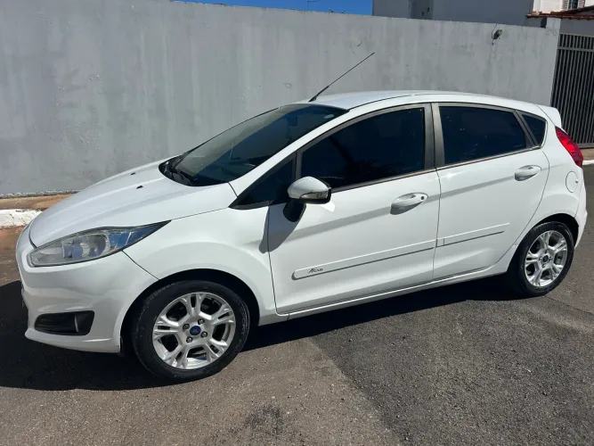 Ford Fiesta 1.6 16V Flex Aut. 5P 2015