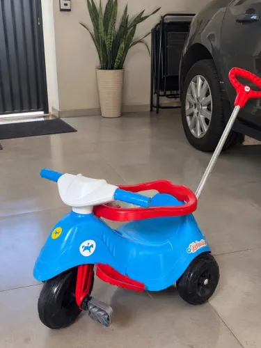 Carrinho 2 em 1 passeio e pedal marca celestita nada de quebrado vai até 3 anos é do maior