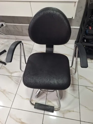 Cadeira Profissional de Cabeleireiro com Regulagem Hidráulica