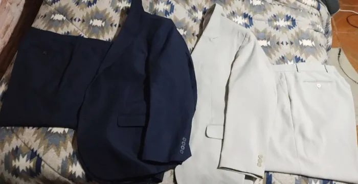 Vendo 2 ternos em ótimo estado.