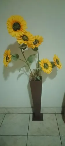 Arranjo de chão com girassóis.
